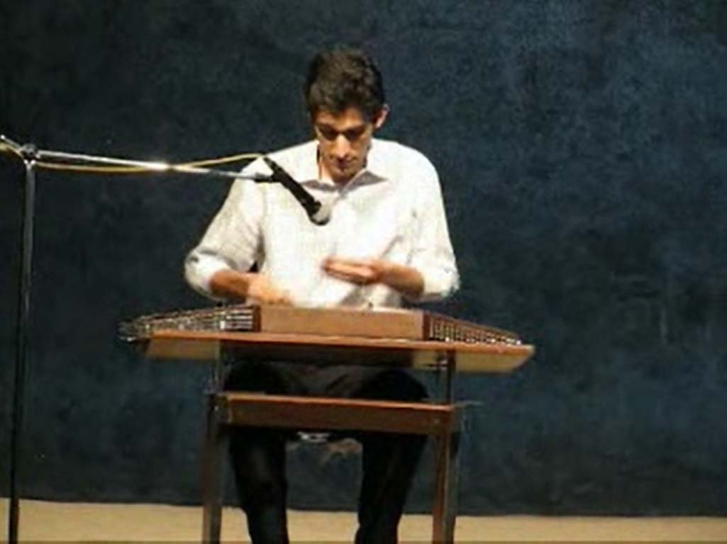 تک‌نوازی سنتور در جشنواره‌ محله ۱۳۸۴